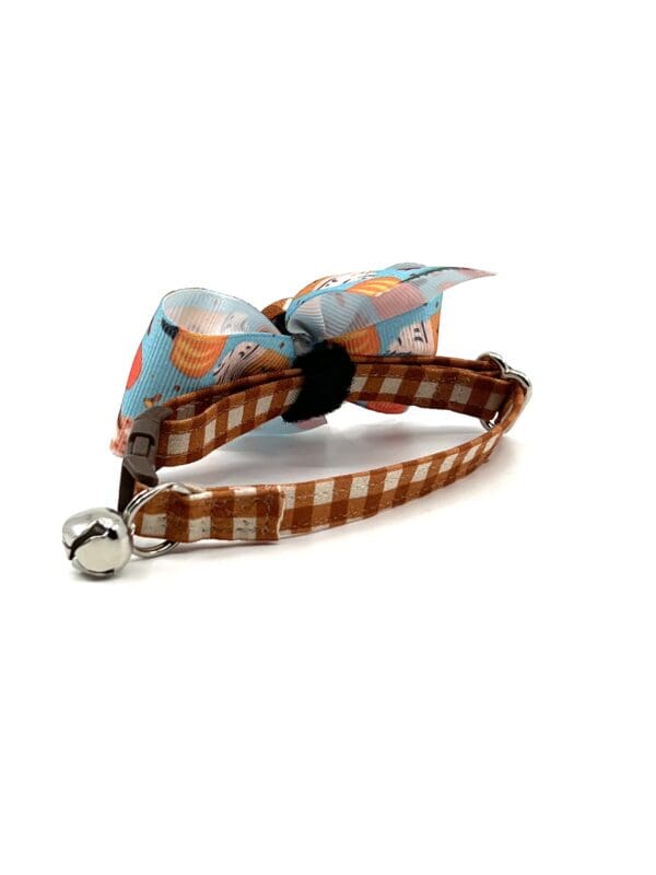 A cat collar with a bow on it.