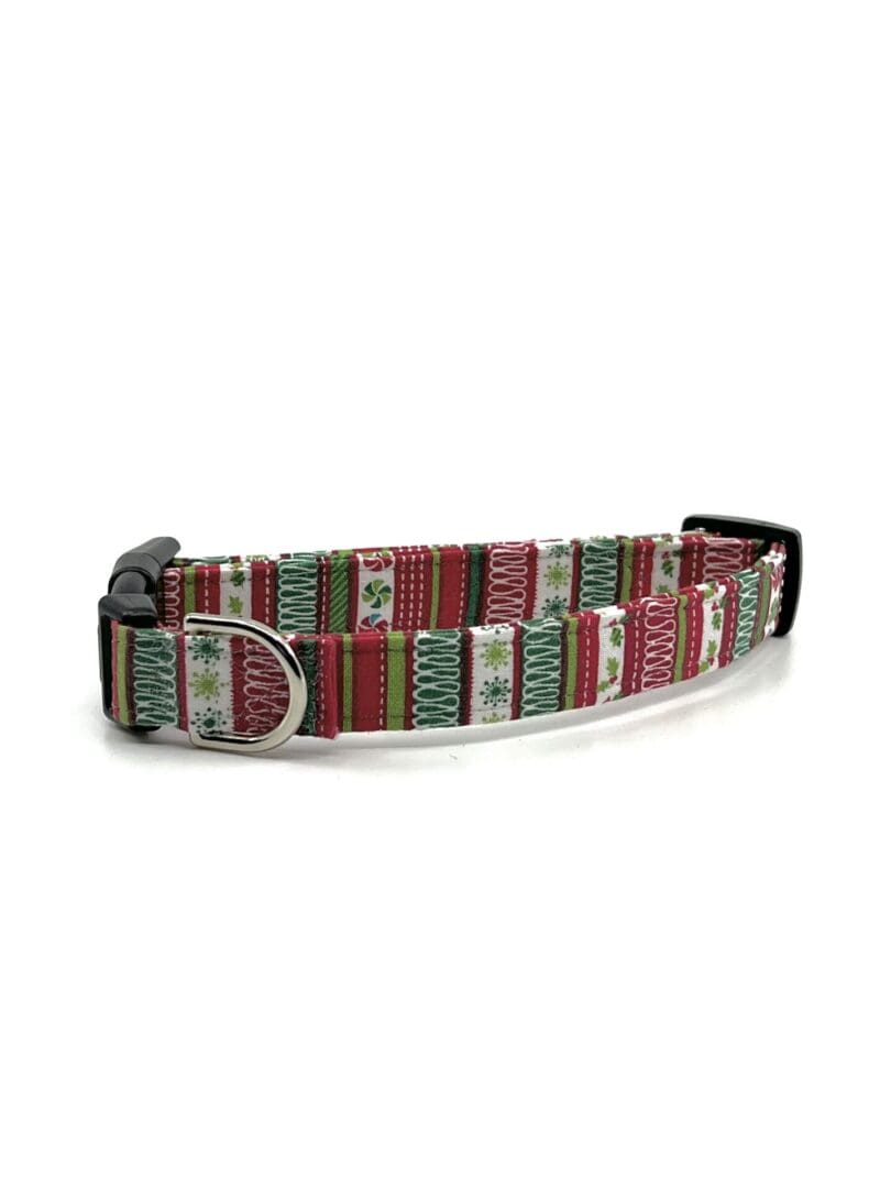 A dog collar with a red and green pattern.