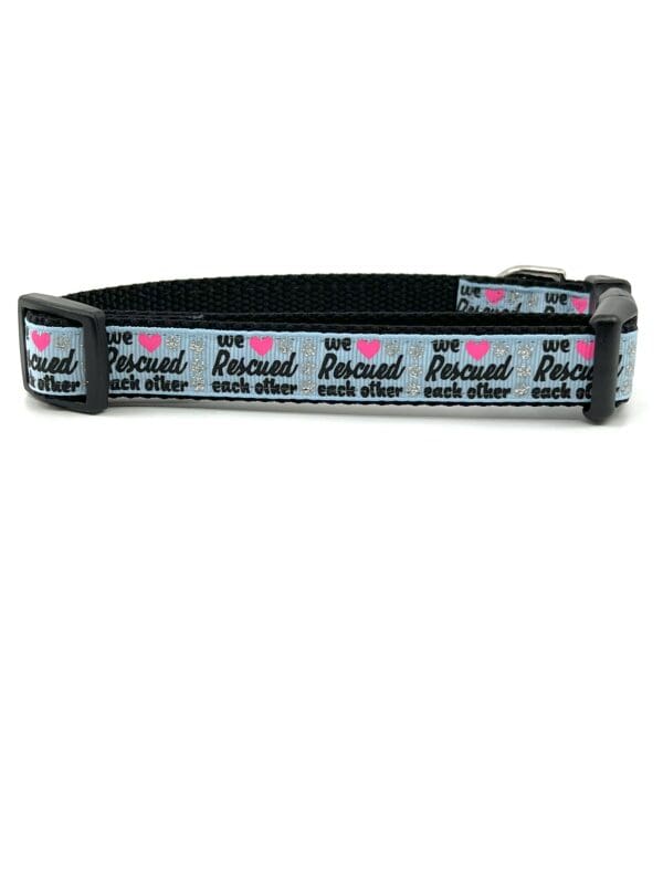 A dog collar with the words " i love travel ".
