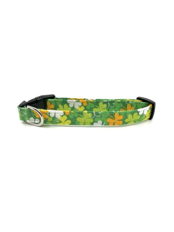 A green collar with yellow and white flowers.