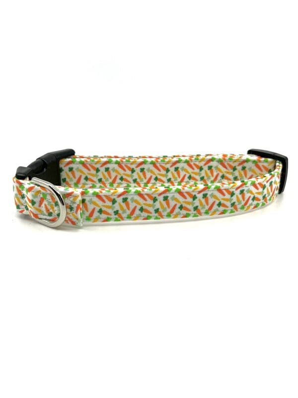 A dog collar with a pattern of green and red.