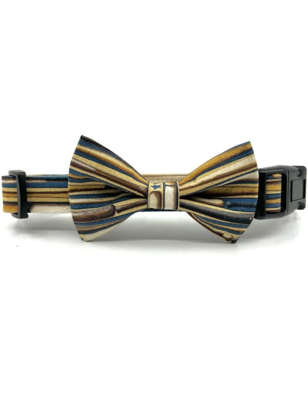 A bow tie that is on top of a collar.