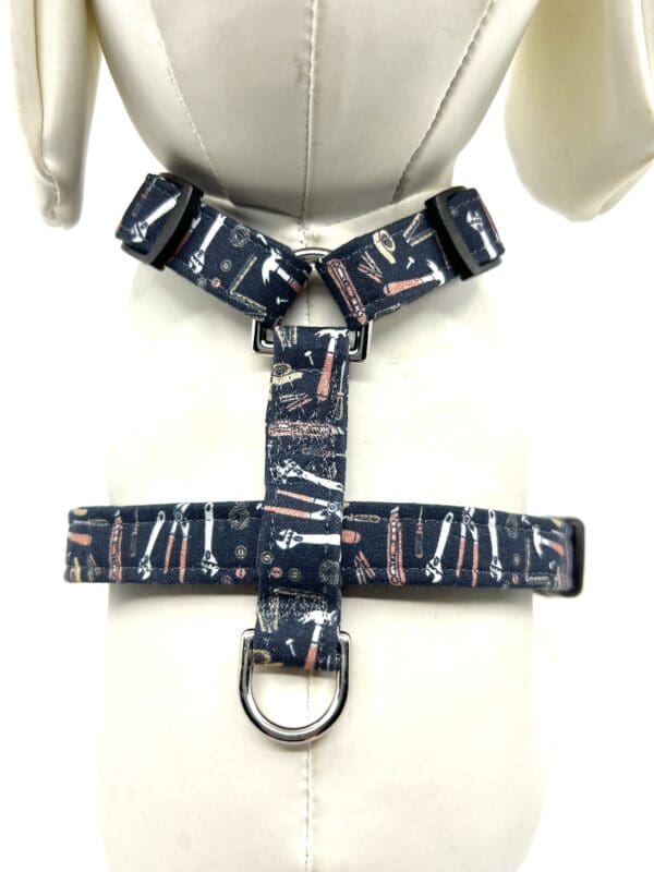 A harness with a dog 's name on it.