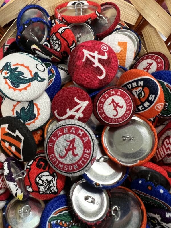 A pile of buttons with different teams on them.
