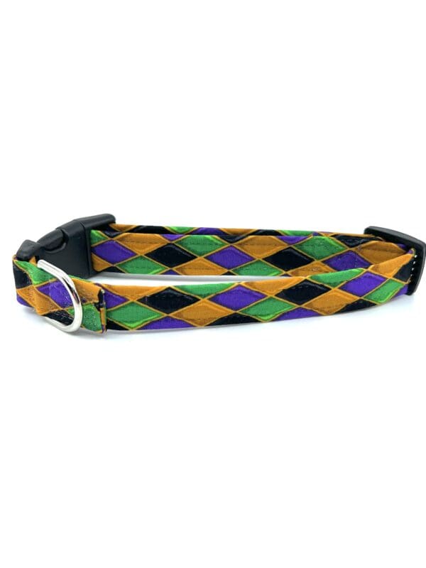 A dog collar with a diamond pattern.